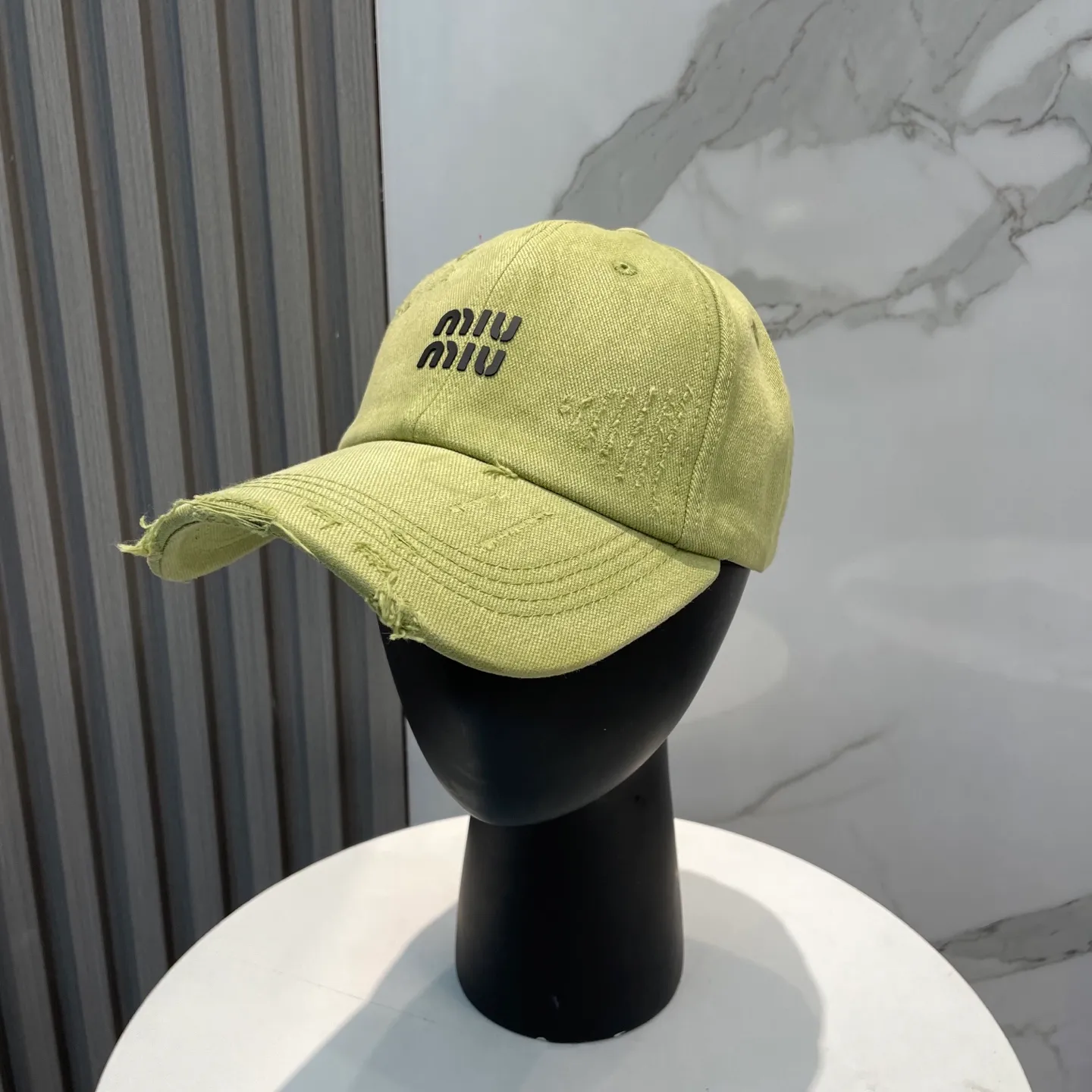 P60 miumiu new solid color baseball cap, the hottest color at the moment - full of street style! Trendy and versatile, Xiaohongshu grows grass, poison, get your boyfriend, and cool together