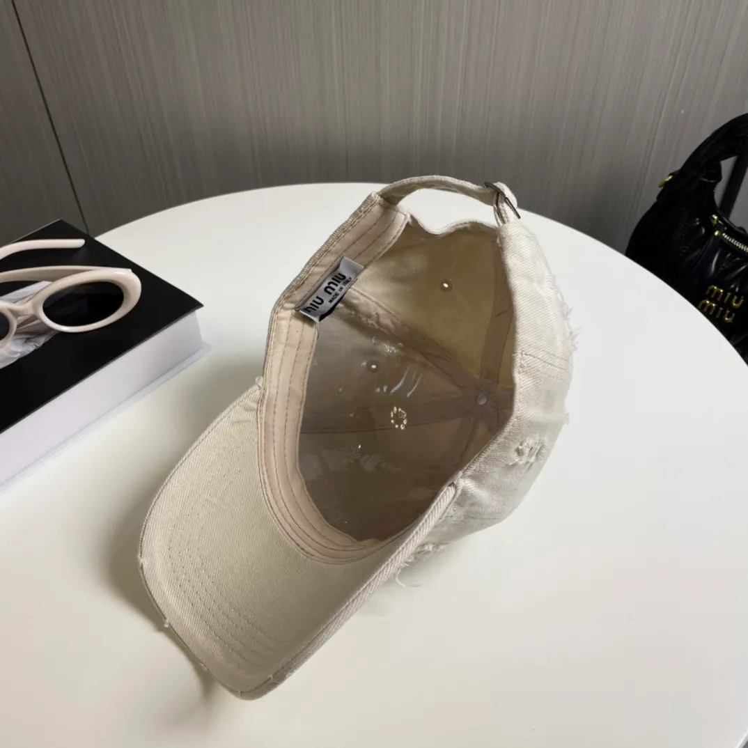P70 miumiu new solid color baseball cap, the hottest color at the moment - full of street style! Trendy and versatile, Xiaohongshu grows grass, poison, get your boyfriend, and cool together