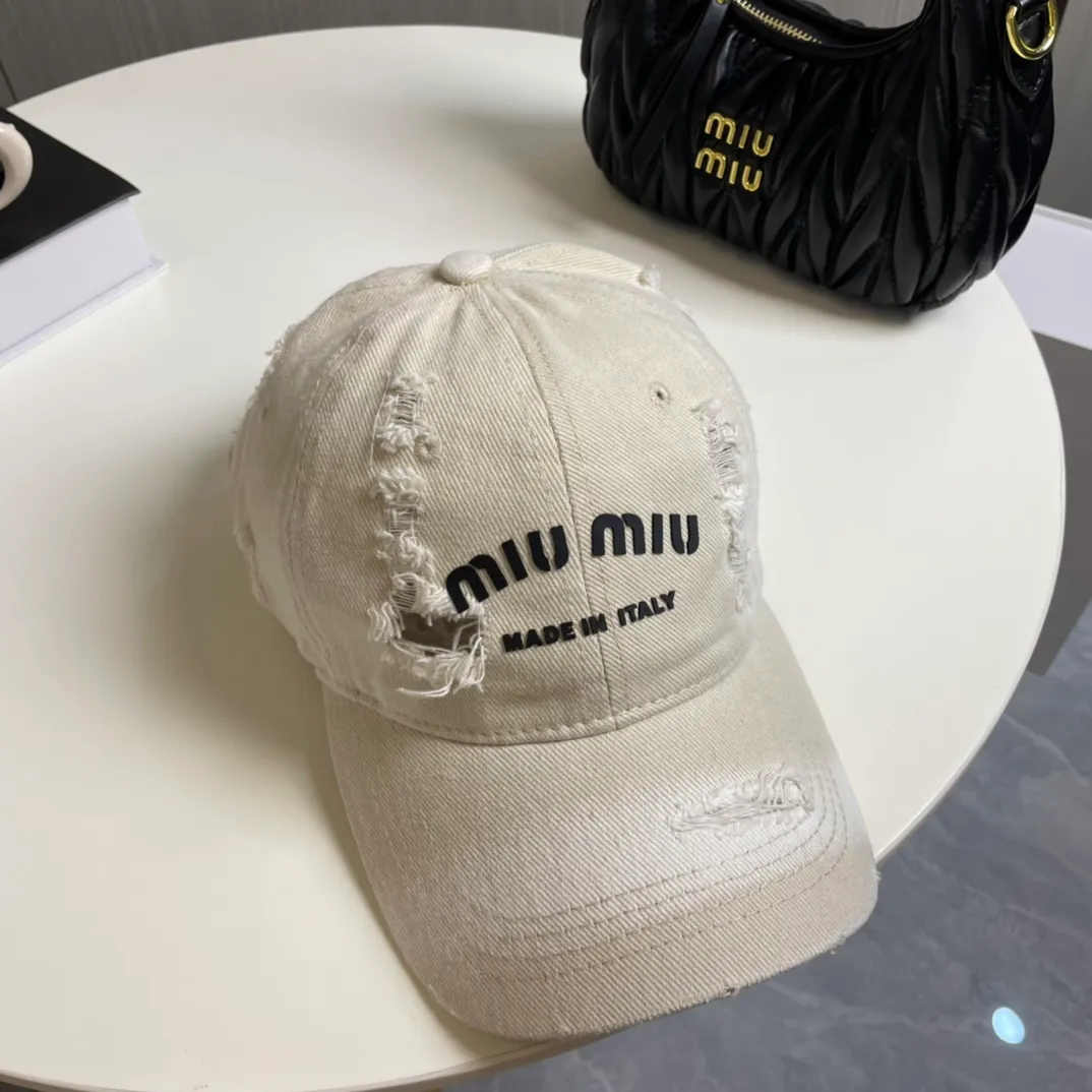 P70 miumiu new solid color baseball cap, the hottest color at the moment - full of street style! Trendy and versatile, Xiaohongshu grows grass, poison, get your boyfriend, and cool together