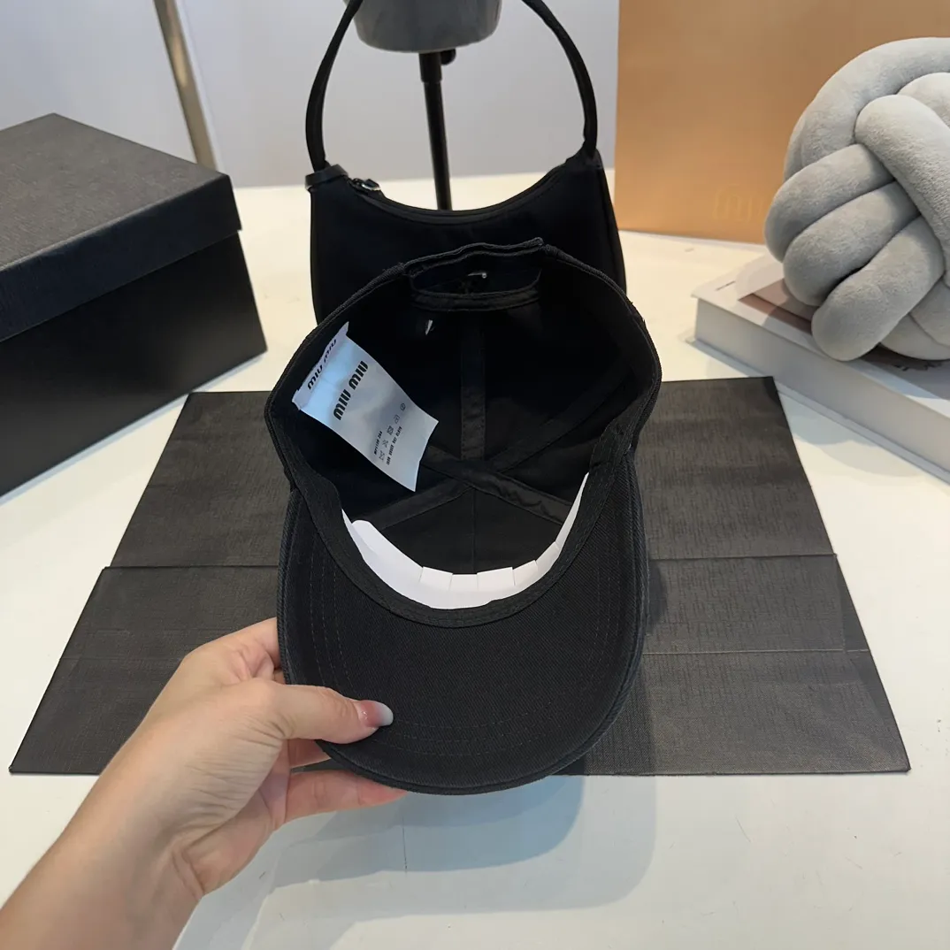 P60 MiuMiu Miu Miu girl's daily baseball cap. A very versatile baseball cap. Classic embroidered logo. Versatile and fashionable.