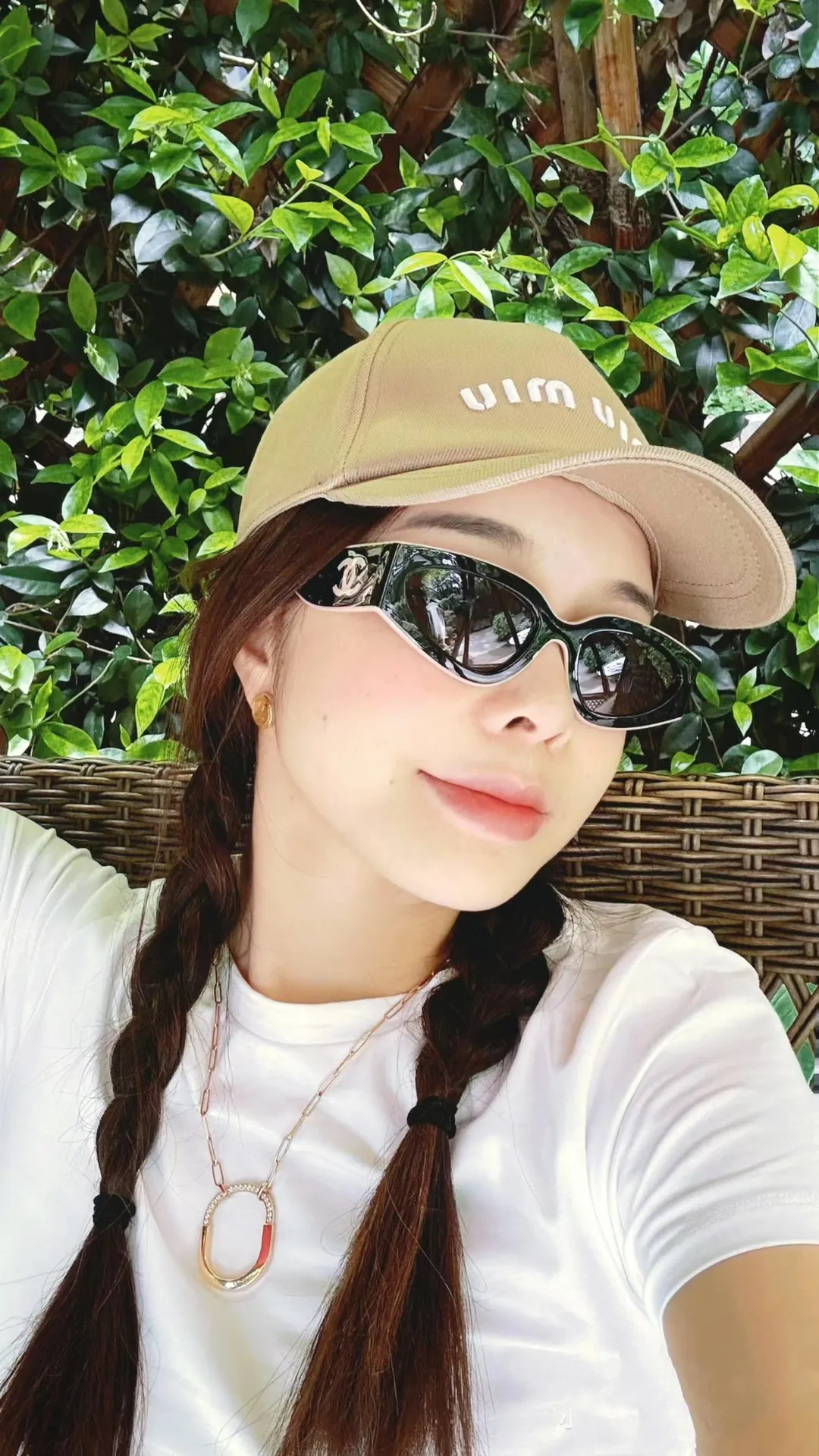 P66 miumiu canvas baseball cap at Miumiu counter. One-to-one mold customization. Head circumference 57cm. Unisex. miumiu's new baseball cap is popular right now and has a full street feel! Trendy and versatile, Xiaohongshu grows grass, poison, get your boyfriend, and cool together