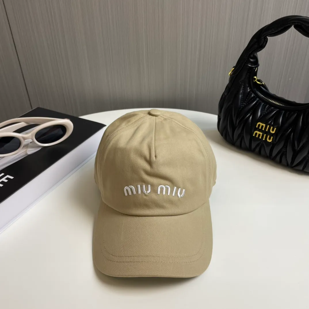 P66 miumiu canvas baseball cap at Miumiu counter. One-to-one mold customization. Head circumference 57cm. Unisex. miumiu's new baseball cap is popular right now and has a full street feel! Trendy and versatile, Xiaohongshu grows grass, poison, get your boyfriend, and cool together