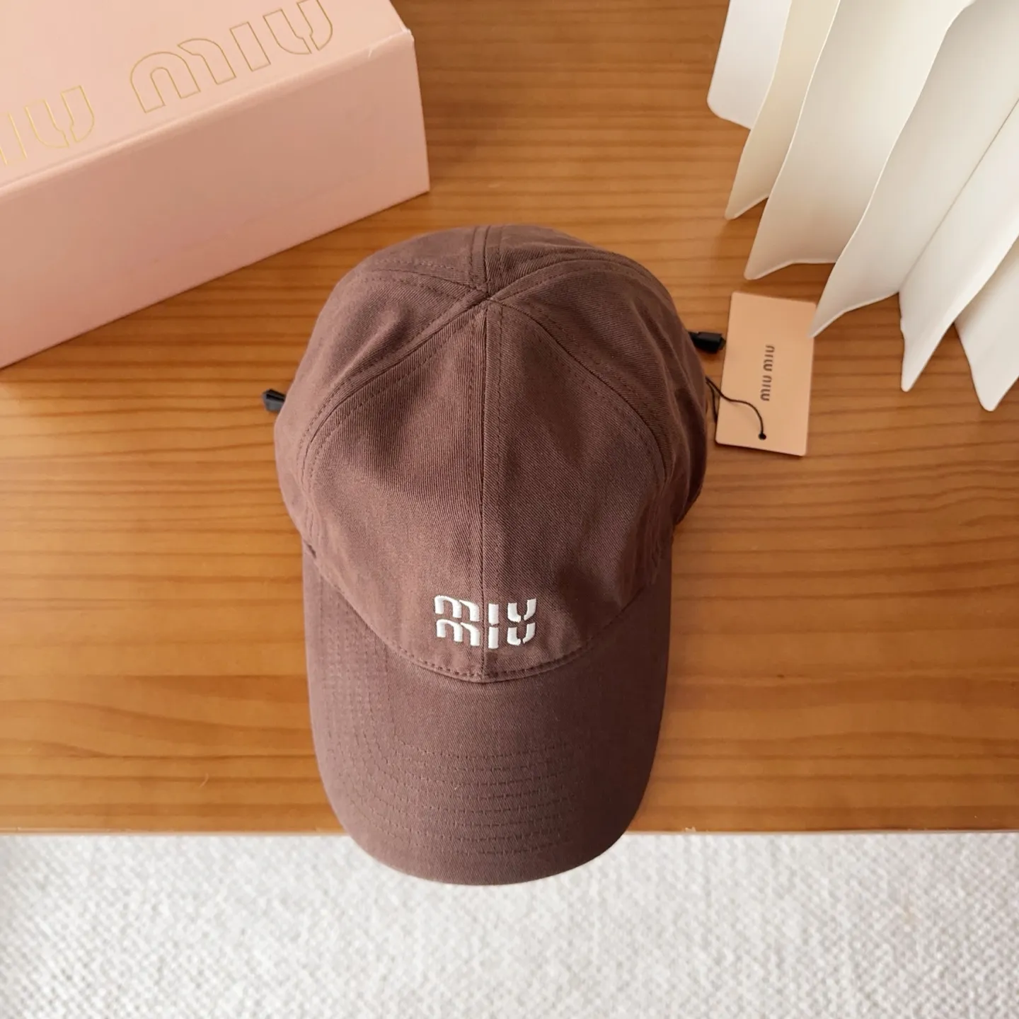 💰60 miumiu new autumn and winter baseball cap from miumiu. The original order is genuine and made to order. The original workmanship is meticulous and the quality is superb!