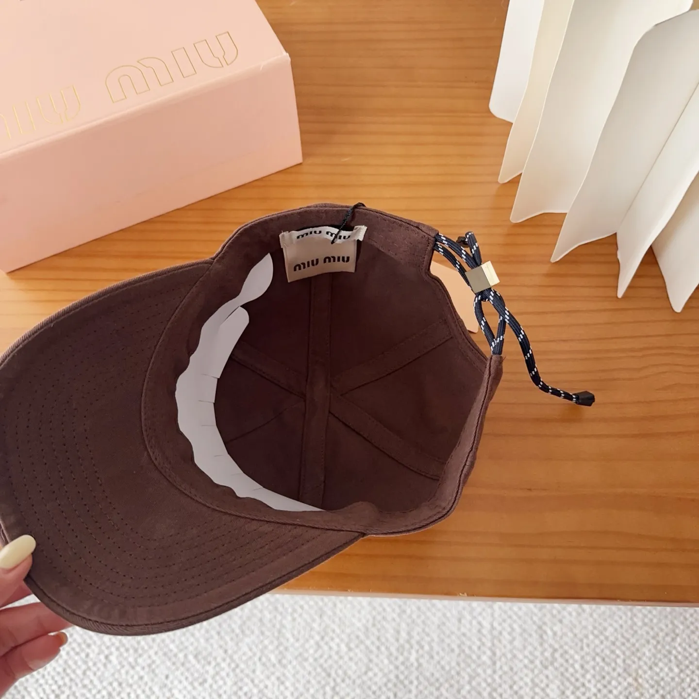 💰60 miumiu new autumn and winter baseball cap from miumiu. The original order is genuine and made to order. The original workmanship is meticulous and the quality is superb!