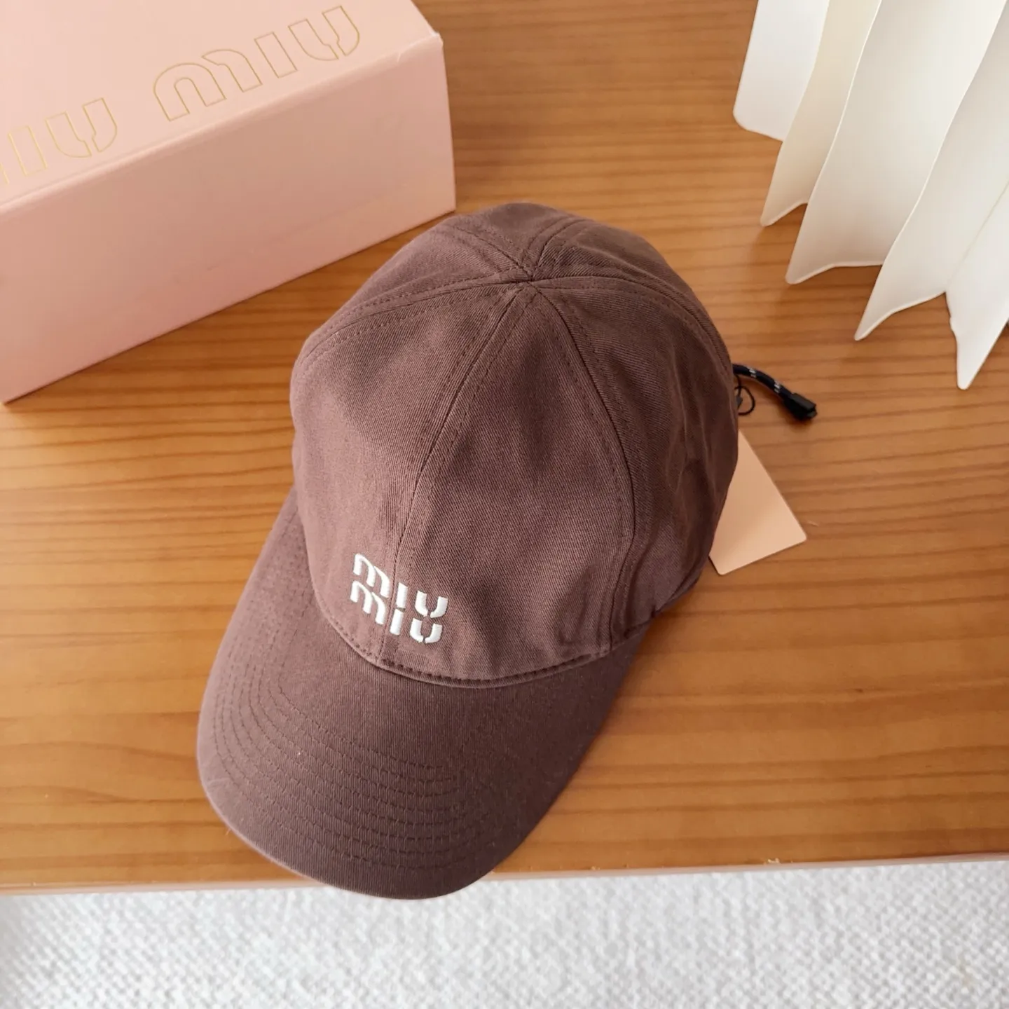 💰60 miumiu new autumn and winter baseball cap from miumiu. The original order is genuine and made to order. The original workmanship is meticulous and the quality is superb!