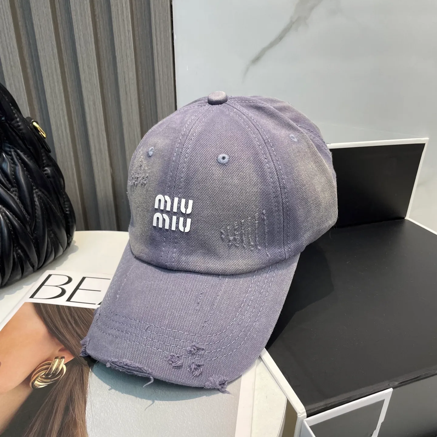 P60 miumiu new solid color baseball cap, the hottest color at the moment - full of street style! Trendy and versatile, Xiaohongshu grows grass, poison, get your boyfriend, and cool together