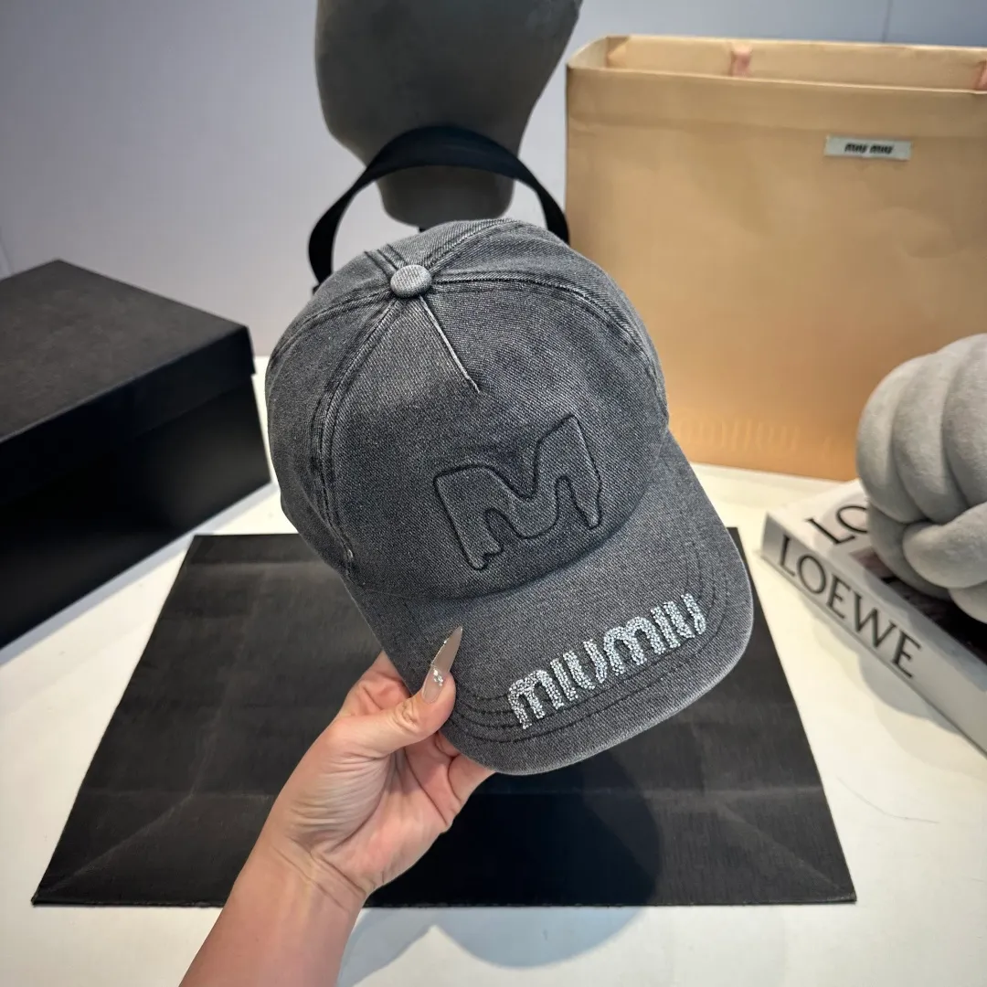 P60 miumiu Xiaohongshu popular recommendation. Original new baseball cap, authentic mold-making and custom-made, original workmanship is meticulous and the quality is superb!