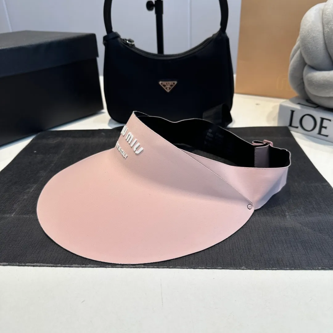 P60 miumiu💞 Summer Ice Silk Empty Hat. The Empty Sun Protection Hat does not delay the ponytail~ The ice silk fabric is practical and beautiful! The design of the large brim can effectively block ultraviolet rays. Multiple colors available.