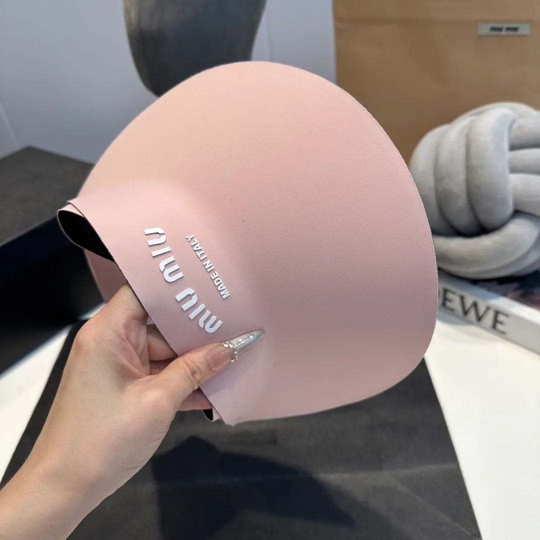 P60 miumiu💞 Summer Ice Silk Empty Hat. The Empty Sun Protection Hat does not delay the ponytail~ The ice silk fabric is practical and beautiful! The design of the large brim can effectively block ultraviolet rays. Multiple colors available.