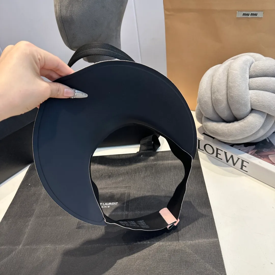 P60 miumiu💞 Summer Ice Silk Empty Hat. The Empty Sun Protection Hat does not delay the ponytail~ The ice silk fabric is practical and beautiful! The design of the large brim can effectively block ultraviolet rays. Multiple colors available.