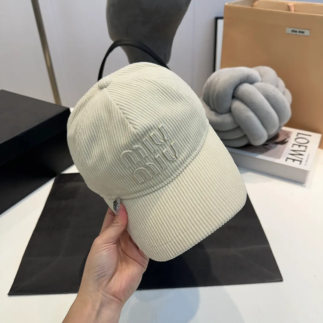 P54 Miumiu imported retro trendy corduroy baseball cap! Sisters who don’t like to wash their hair, hurry up. Miu is so popular right now. Whoever wears it looks good. It looks like a star when you wear it. It is versatile for daily shopping, commuting, and going to school. You all need such a baseball cap~ The retro corduroy material is perfect for autumn and winter. It is full of texture. The corduroy material is actually very gentle, and people can’t help but touch it. This time, the imported corduroy fabric is used. It feels very good and has a three-dimensional effect that is visible to the naked eye. It is full of high-end. There are so many functions of wearing a baseball cap in autumn and winter. You no longer have to worry about plain makeup and oily hair. The concave shape is also familiar. For orders from trading companies, there is always one suitable for you in this batch... Color: navy blue white khaki