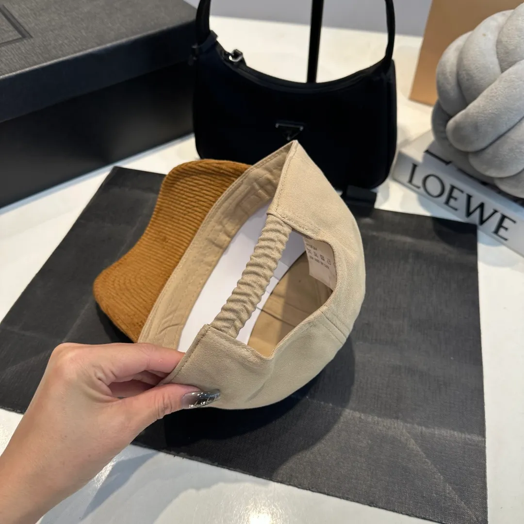 P60 MIU MIU new baseball cap This denim denim baseball cap is decorated with MIUMIU Cruise embroidered micro logo on the side, highlighting the simple brand style and creating a refined, comfortable and charming look.