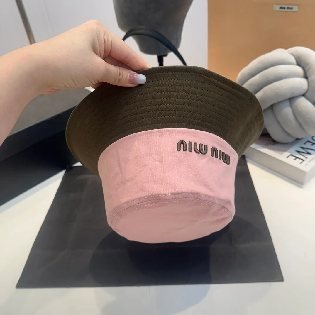 P56 MiuMiu Miu Miu girl's daily bucket hat. A very versatile baseball cap. Classic embroidered logo. Versatile and fashionable.