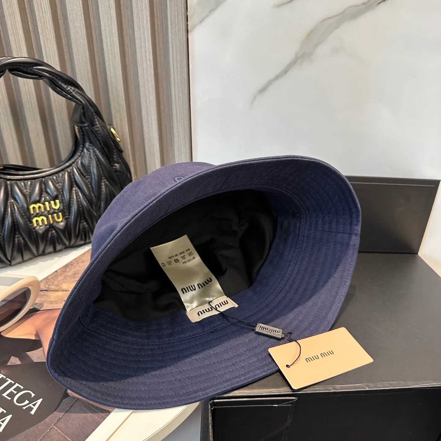 P74💛 Comes with dust bag. [Miumiu Miu Miu] New order style embroidered fisherman hat🧢Big brand style is super easy to match, hurry up and get it!
