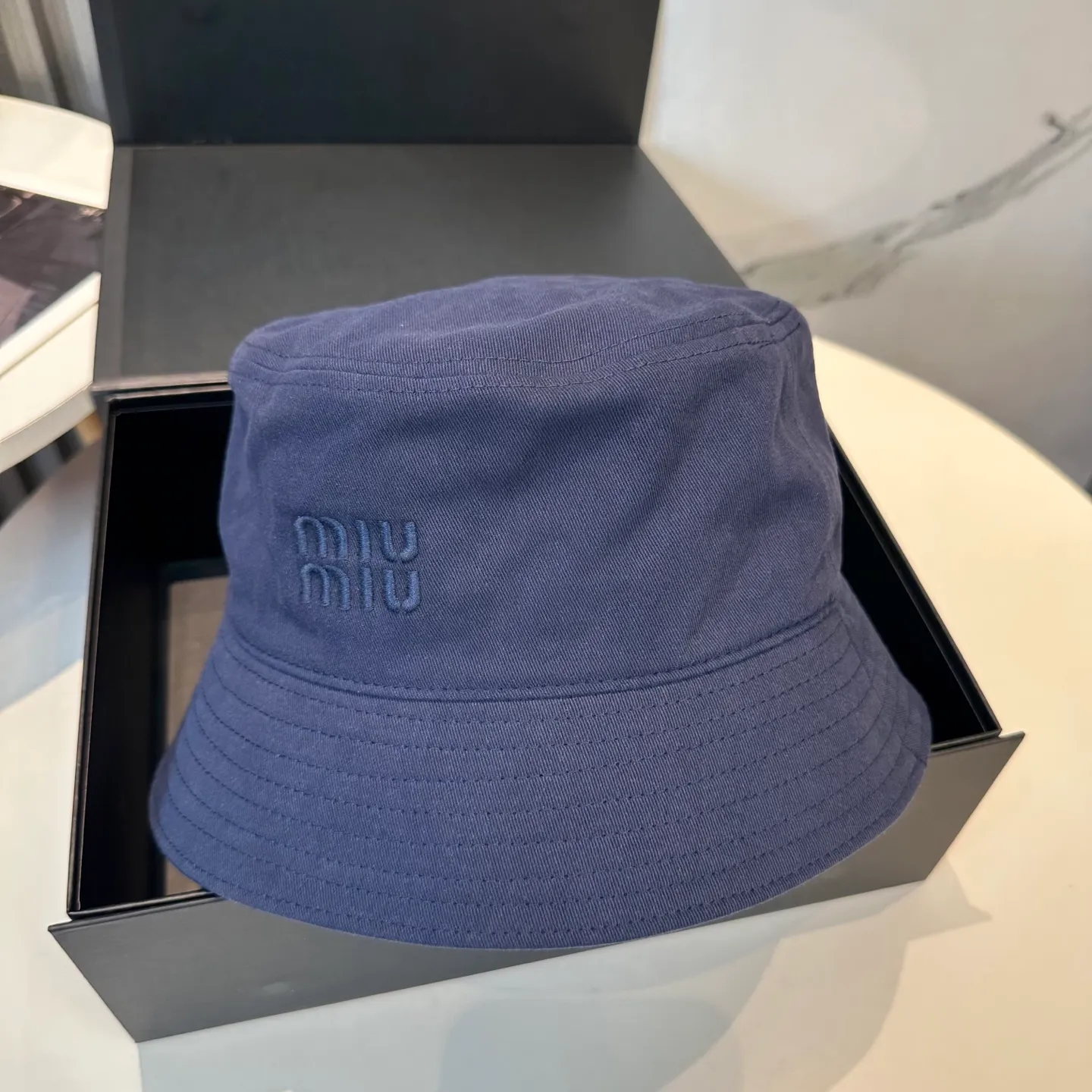 P74💛 Comes with dust bag. [Miumiu Miu Miu] New order style embroidered fisherman hat🧢Big brand style is super easy to match, hurry up and get it!