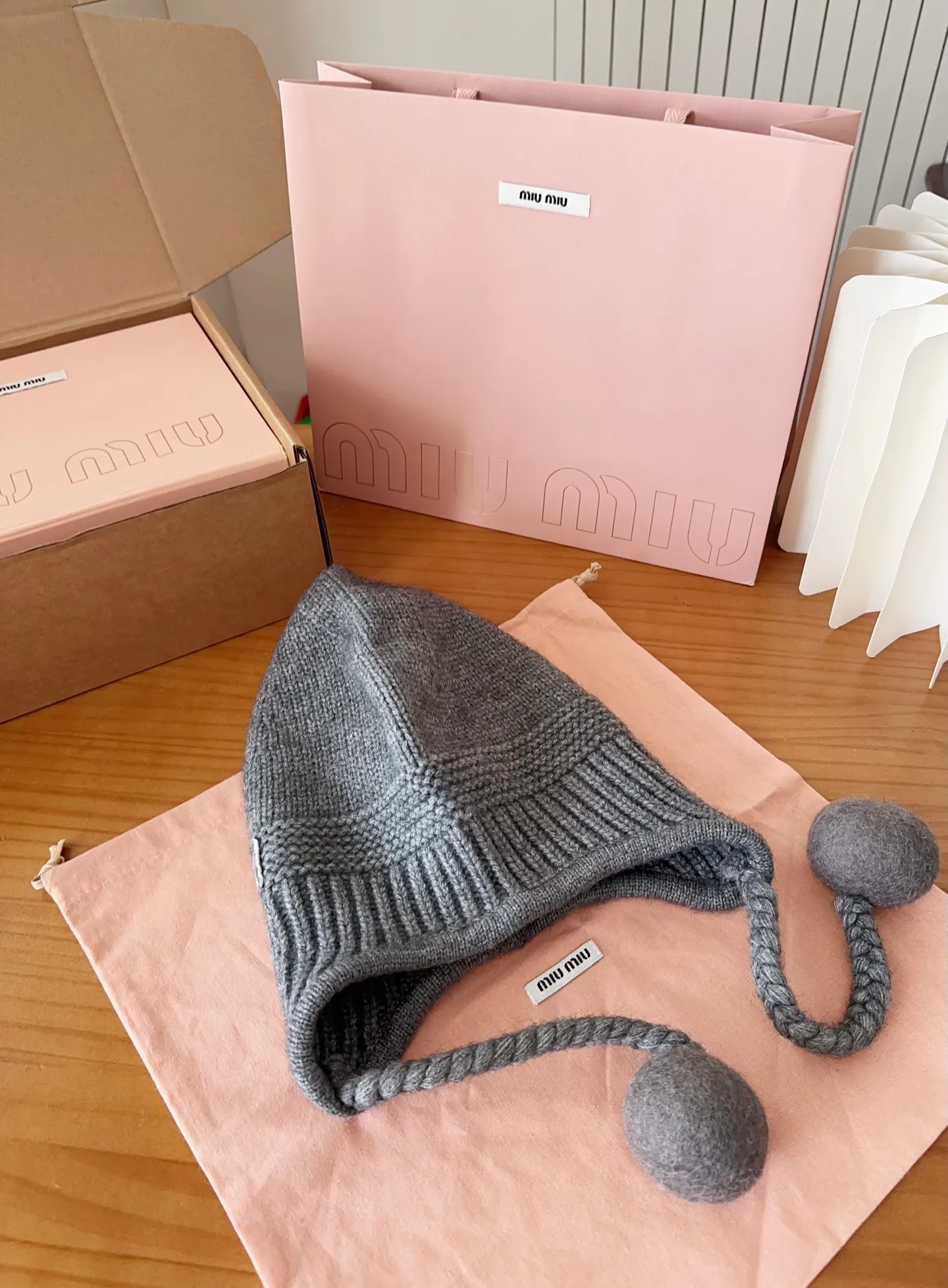 💰90 miumiu autumn and winter woolen hat This high-grade gray dyeing is very difficult to dye! What's more, the material of rabbit fur is like starting from scratch! Highly recommend to everyone. This hat goes well with any type of clothing. It can be both casual and sweet!