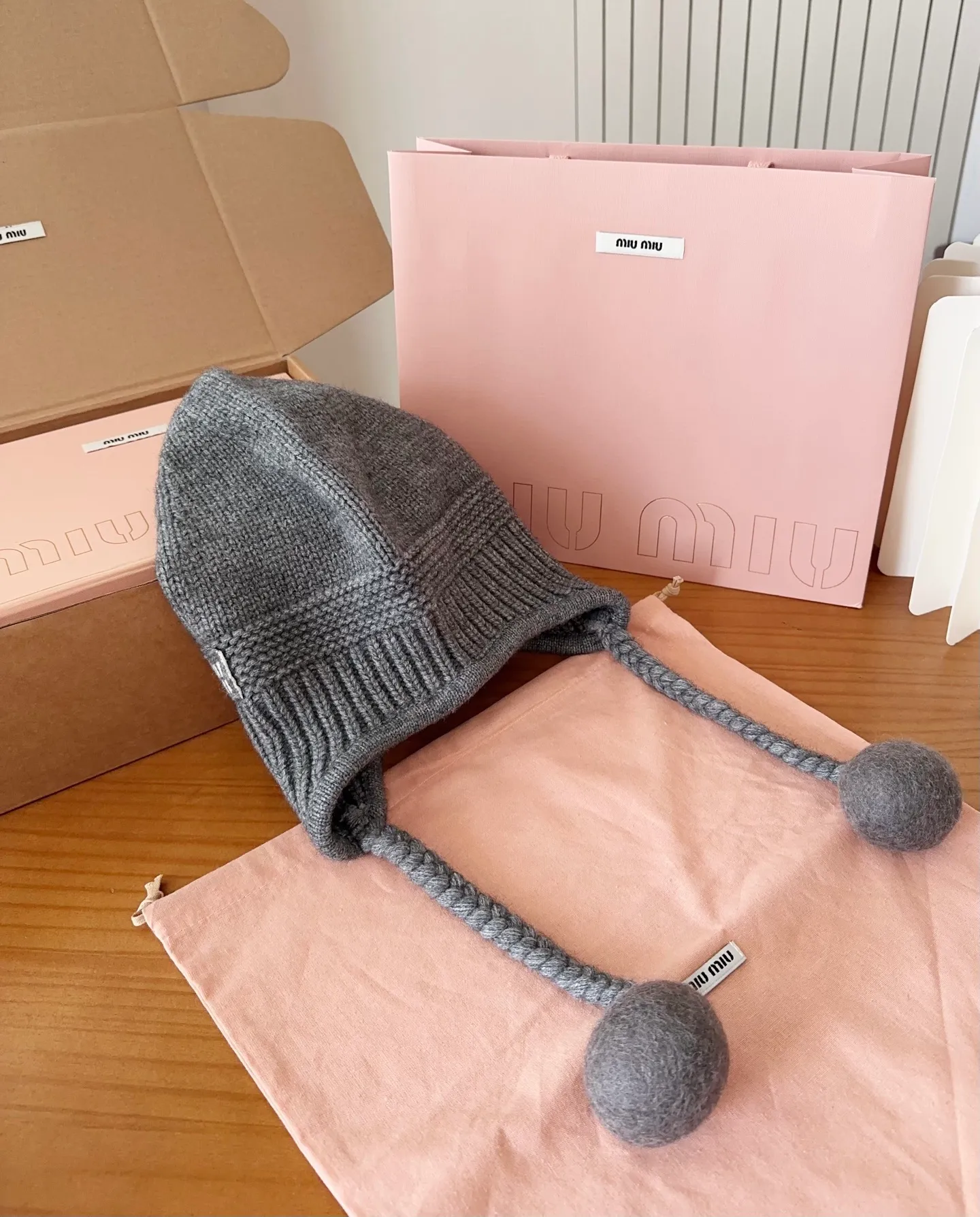💰90 miumiu autumn and winter woolen hat This high-grade gray dyeing is very difficult to dye! What's more, the material of rabbit fur is like starting from scratch! Highly recommend to everyone. This hat goes well with any type of clothing. It can be both casual and sweet!