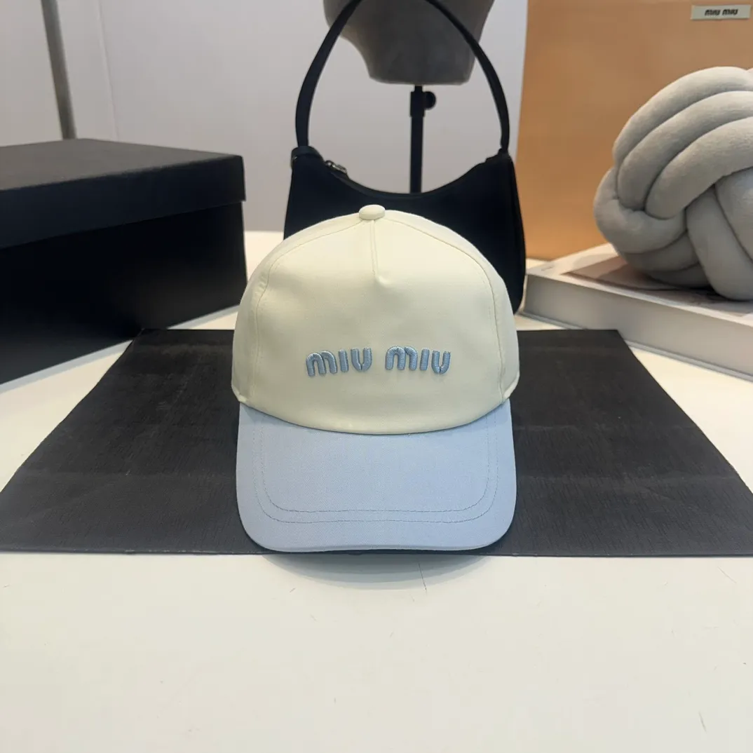 P56 MiuMiu Miu Miu girl's daily baseball cap. A very versatile baseball cap. Classic embroidered logo. Black and white contrasting colors. Versatile and fashionable.