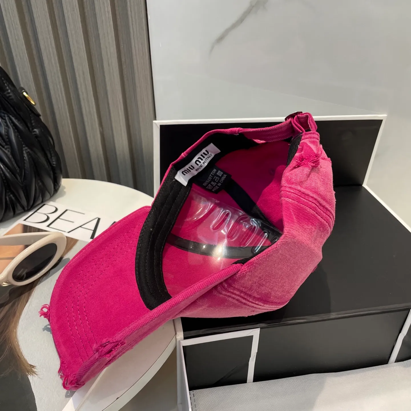 P60 miumiu new solid color baseball cap, the hottest color at the moment - full of street style! Trendy and versatile, Xiaohongshu grows grass, poison, get your boyfriend, and cool together