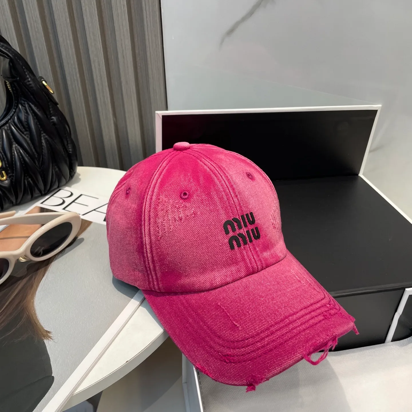 P60 miumiu new solid color baseball cap, the hottest color at the moment - full of street style! Trendy and versatile, Xiaohongshu grows grass, poison, get your boyfriend, and cool together