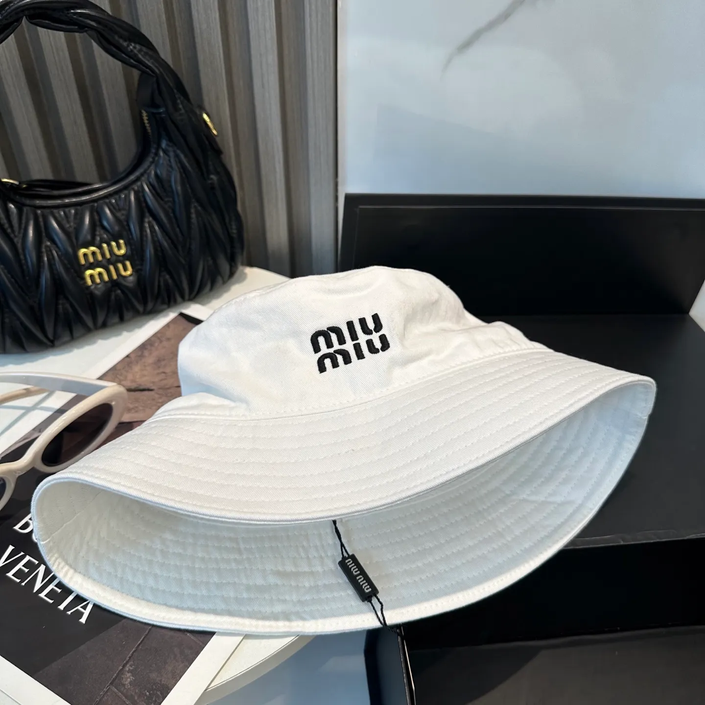 P74💛 Comes with dust bag. [Miumiu Miu Miu] New order style embroidered fisherman hat🧢Big brand style is super easy to match, hurry up and get it!