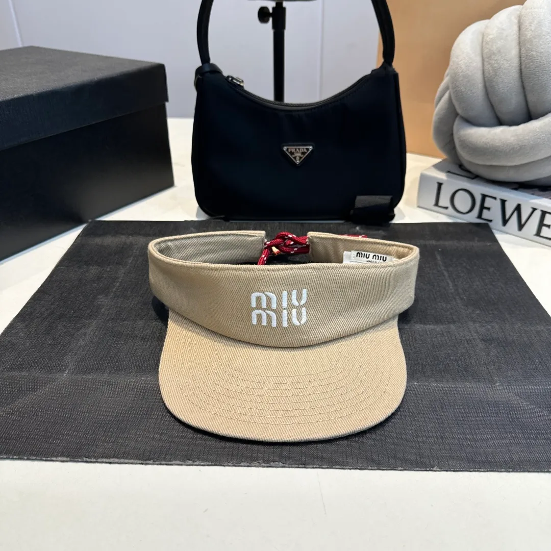 P80 MIUMIU sports and fitness empty top hat made of pure cotton. Whether it is cycling, running, tennis, playing, yoga, or daily outings, it is more outstanding. It can also provide sun protection and shade. It kills two birds with one stone. The product design of a big brand is simple and fashionable!    The material is comfortable and not stuffy🥵It has a very concave shape. Once you put it on, you will instantly lift your head🆙 It has classic colors🖤🤍. Colors can increase the sense of vitality💖