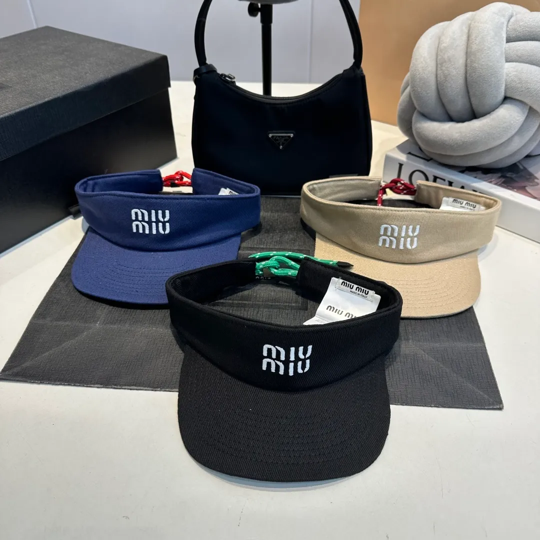 P80 MIUMIU sports and fitness empty top hat made of pure cotton. Whether it is cycling, running, tennis, playing, yoga, or daily outings, it is more outstanding. It can also provide sun protection and shade. It kills two birds with one stone. The product design of a big brand is simple and fashionable!    The material is comfortable and not stuffy🥵It has a very concave shape. Once you put it on, you will instantly lift your head🆙 It has classic colors🖤🤍. Colors can increase the sense of vitality💖