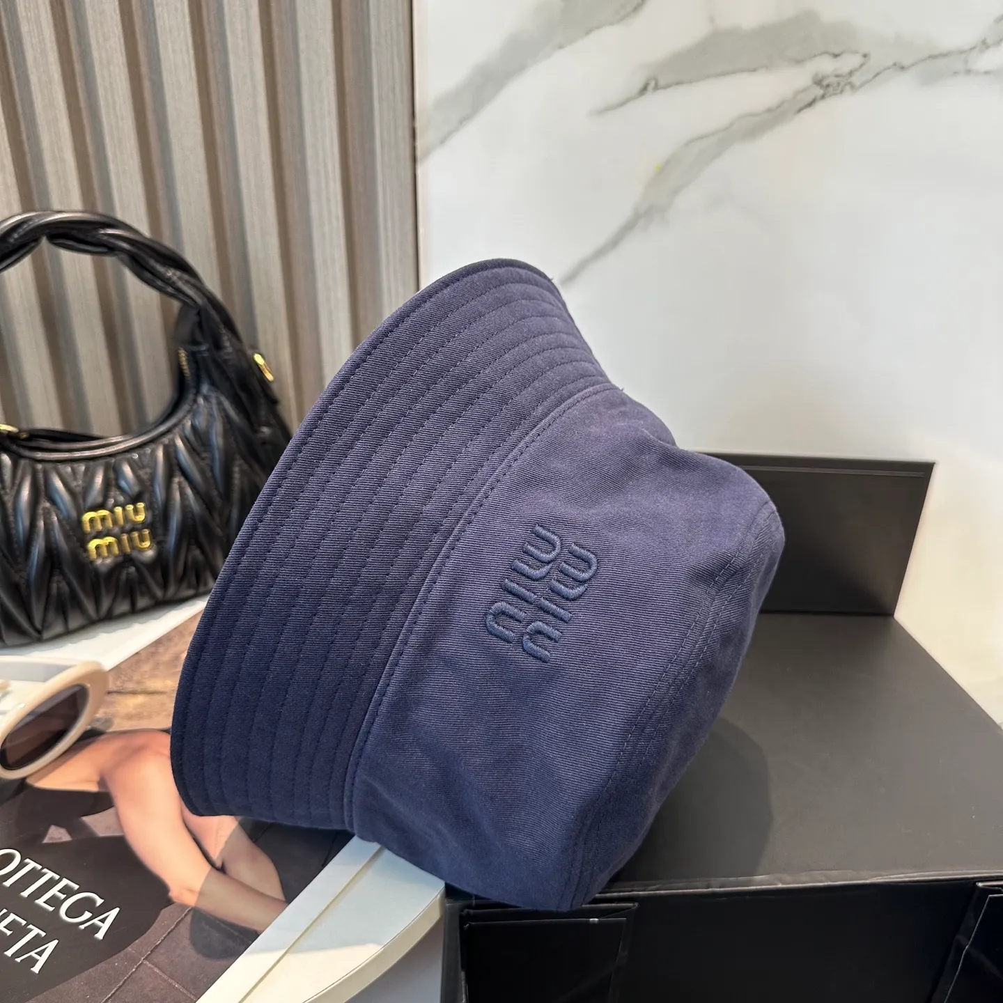 P74💛 Comes with dust bag. [Miumiu Miu Miu] New order style embroidered fisherman hat🧢Big brand style is super easy to match, hurry up and get it!