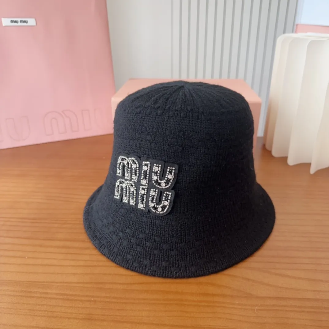 💰60 MIUMIUI knitted striped bucket hat. The soft and waxy striped bucket hat is my favorite. The shape is nice and it looks gentle when paired with the same color.