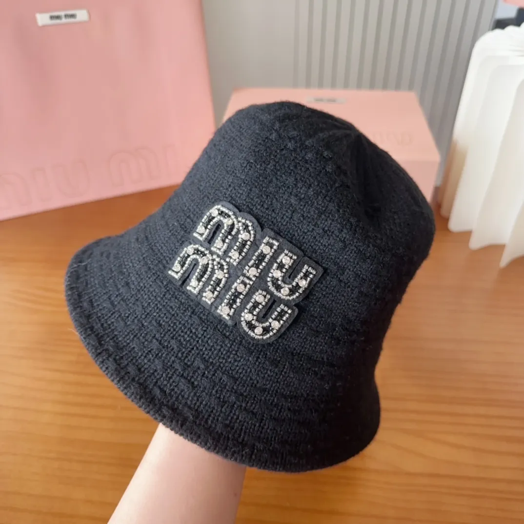 💰60 MIUMIUI knitted striped bucket hat. The soft and waxy striped bucket hat is my favorite. The shape is nice and it looks gentle when paired with the same color.