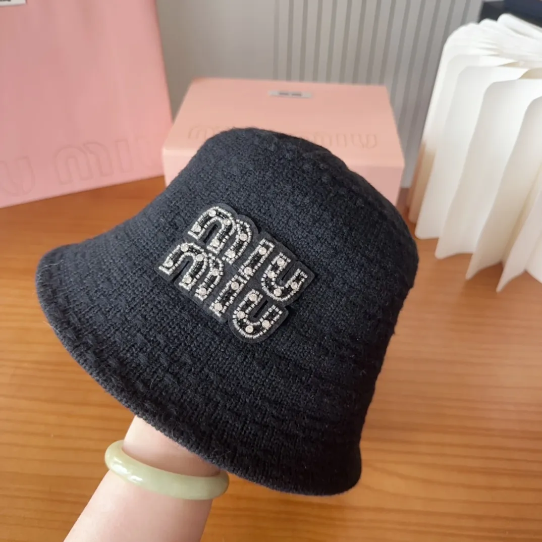 💰60 MIUMIUI knitted striped bucket hat. The soft and waxy striped bucket hat is my favorite. The shape is nice and it looks gentle when paired with the same color.