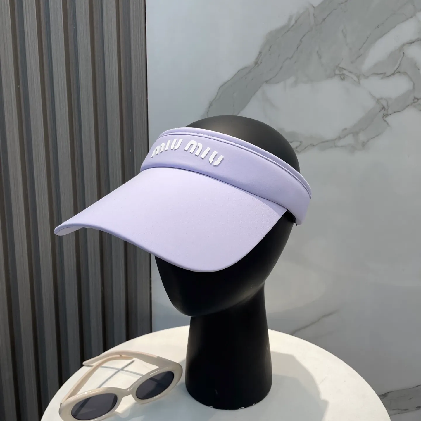 P60miumiuMiu Miu💞 Summer ice silk empty top hat. The empty top sun protection hat does not delay the ponytail~ The ice silk fabric is practical and beautiful! The design of the large brim can effectively block ultraviolet rays. Multiple colors available.