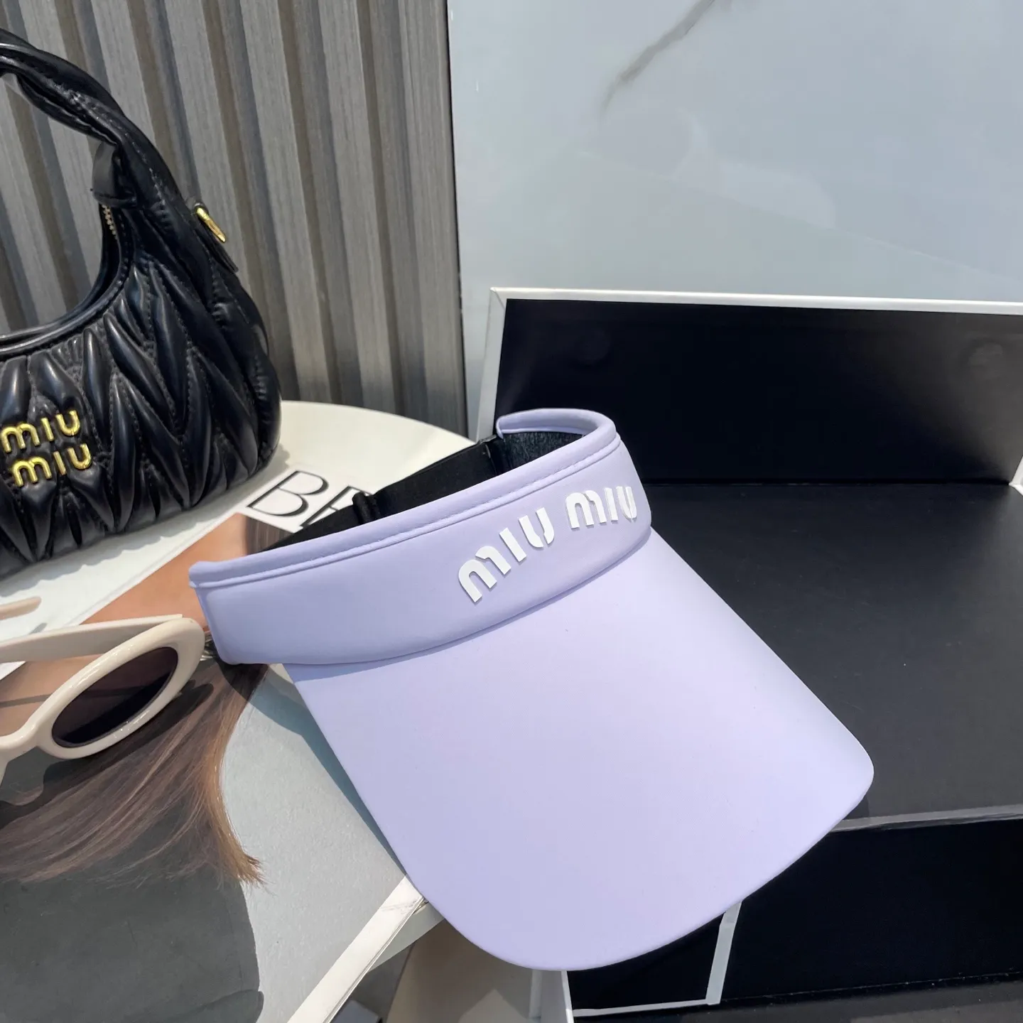 P60miumiuMiu Miu💞 Summer ice silk empty top hat. The empty top sun protection hat does not delay the ponytail~ The ice silk fabric is practical and beautiful! The design of the large brim can effectively block ultraviolet rays. Multiple colors available.