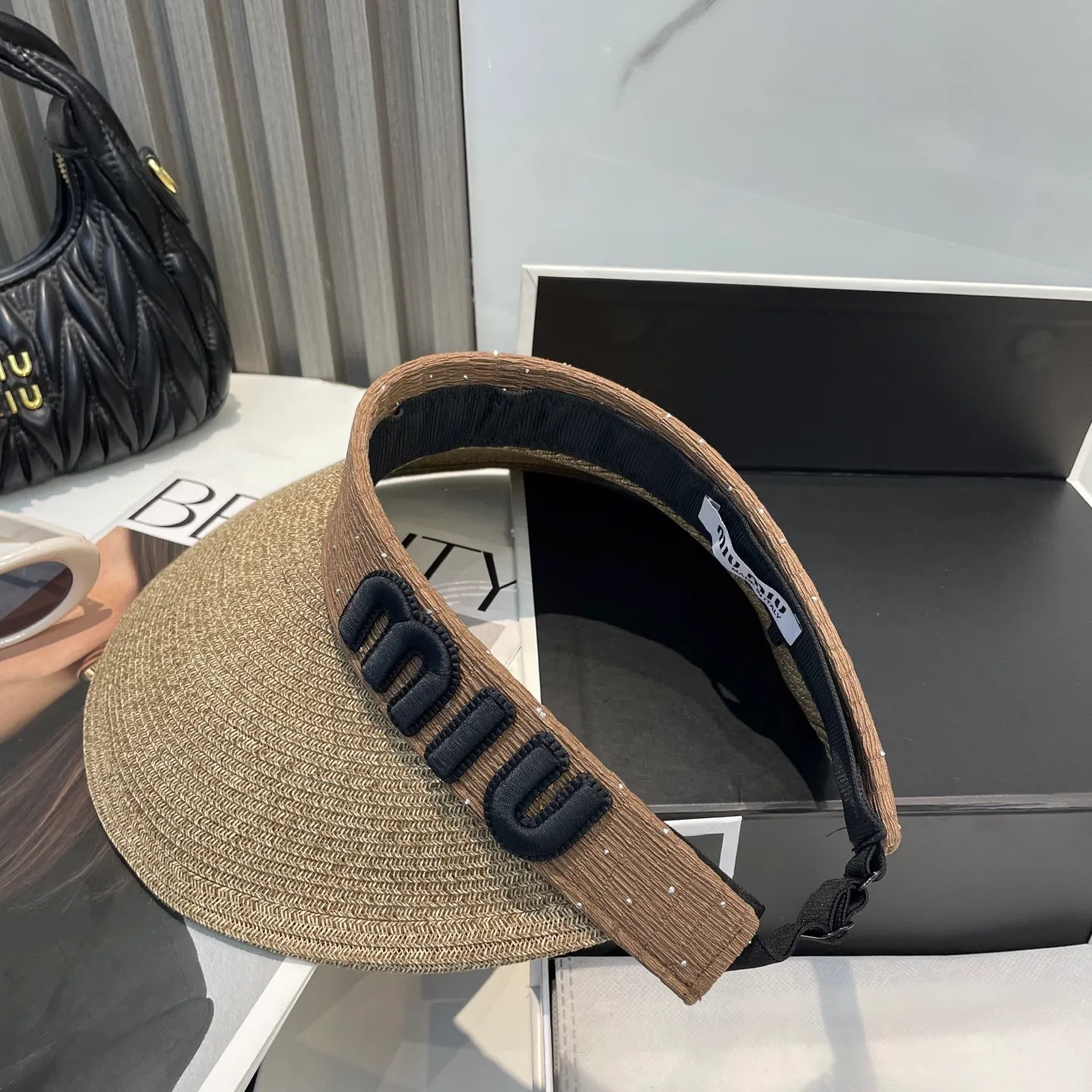 P70 comes with dust bag miumiu empty top hat, a must-have item in summer, because it is so easy to match, it is really super artistic in summer when paired with a cool summer style~ Just wear a little white skirt and you can attract the attention of blockbusters~