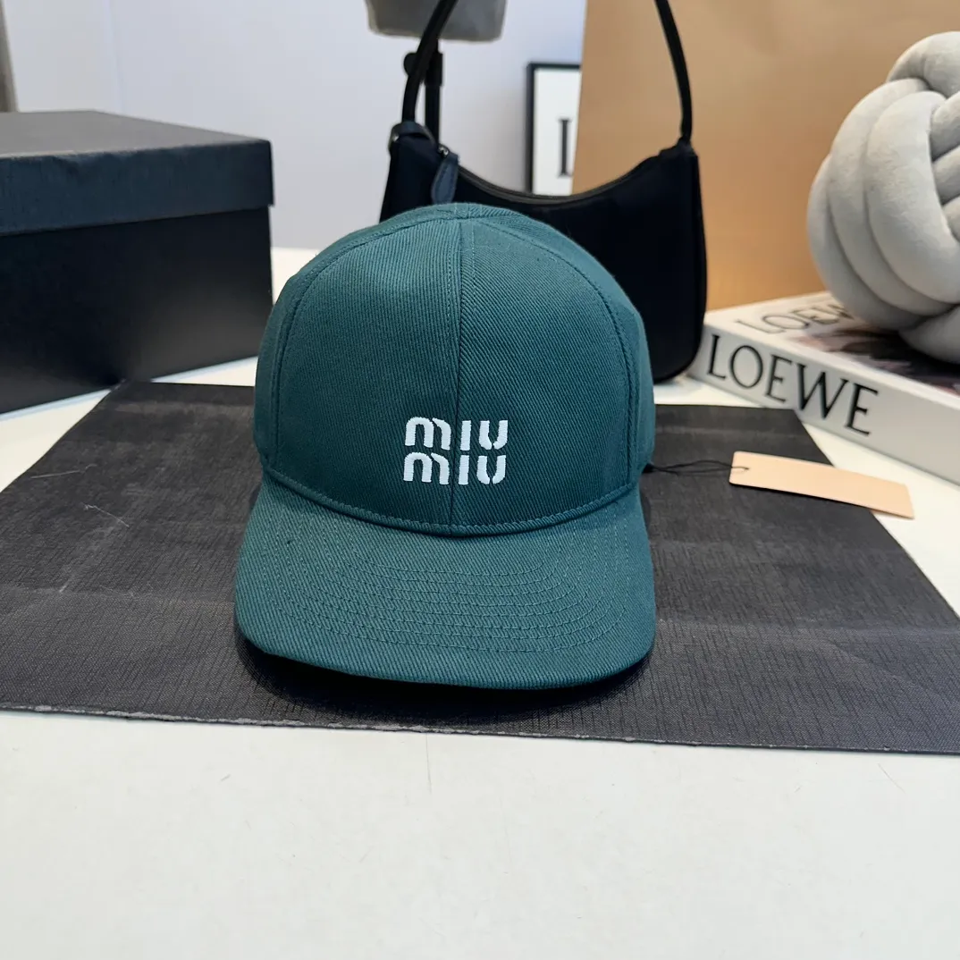 P80 official website miumiu details and quality matching baseball cap, 1:1 reproduction, please look for the only detailed matching in the high-end quality market, recommended by Xiaohongshu, fashionable and versatile, one that many celebrities like, very explosive, very popular, very good-looking!