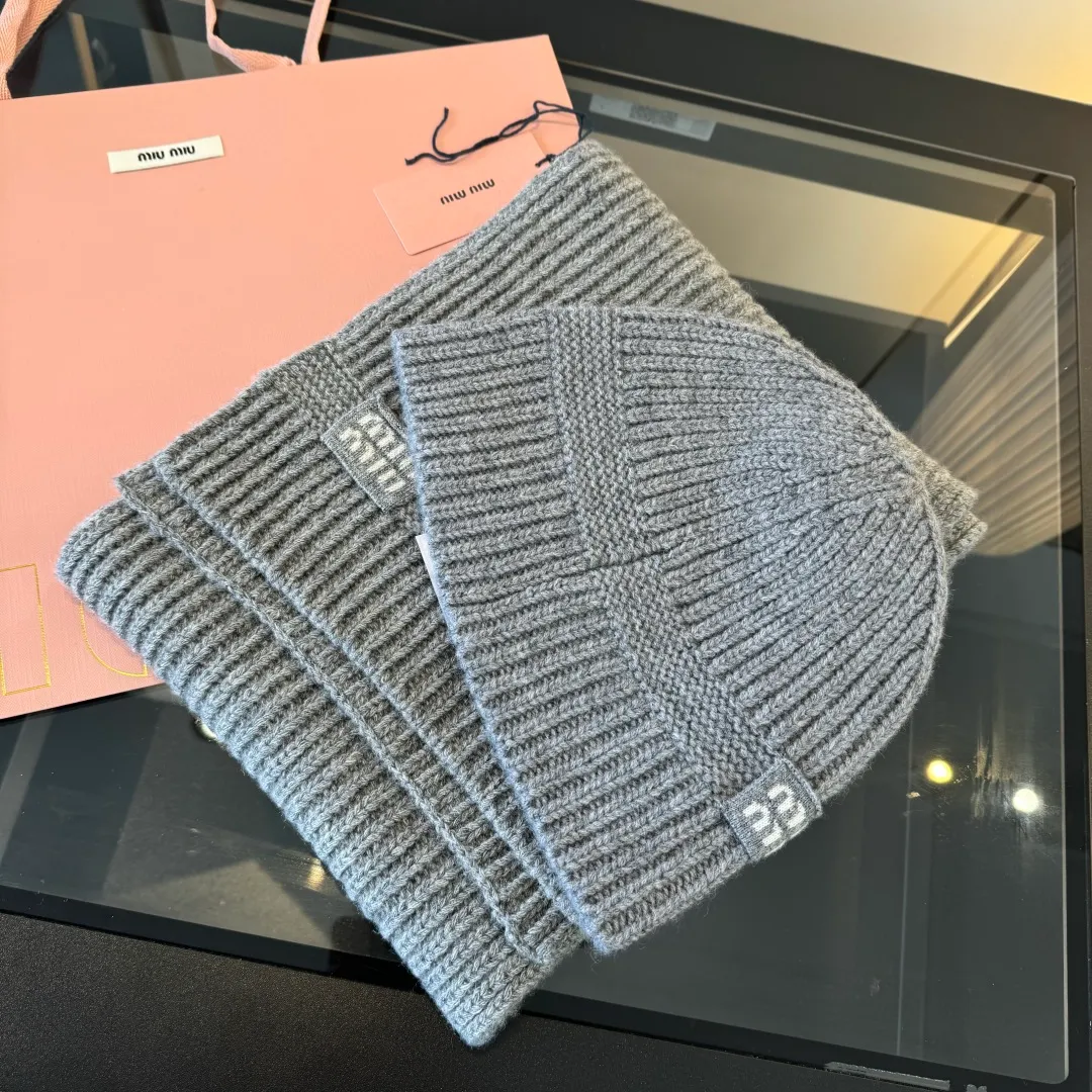 💰570¥ miumiu Unisex suit for men and women. Warm and textured cashmere scarf and hat set. Keep warm all winter. It’s furry and warm. It fills the atmosphere of autumn and winter. It’s high-end and good-looking. Size 30✖️180