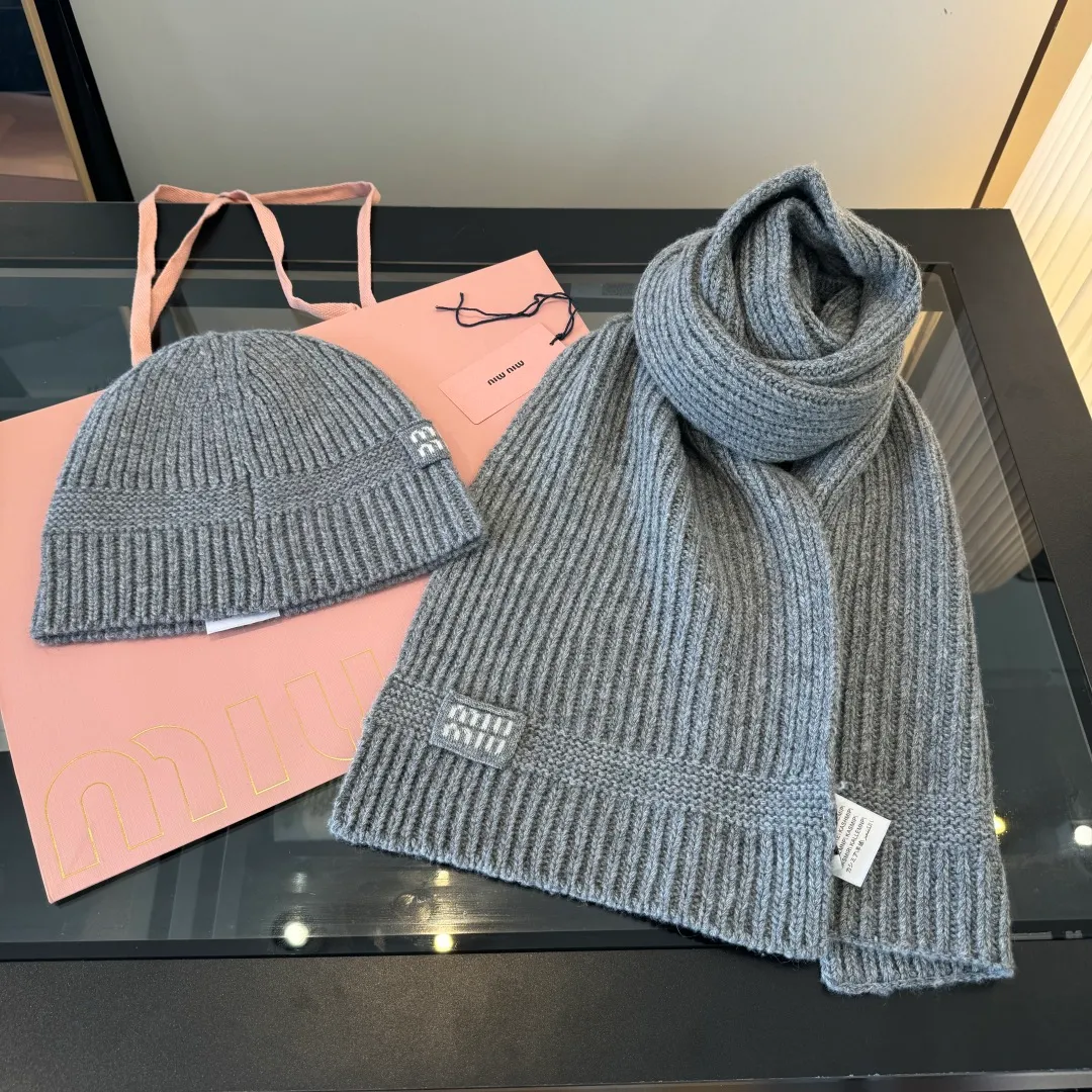 💰570¥ miumiu Unisex suit for men and women. Warm and textured cashmere scarf and hat set. Keep warm all winter. It’s furry and warm. It fills the atmosphere of autumn and winter. It’s high-end and good-looking. Size 30✖️180