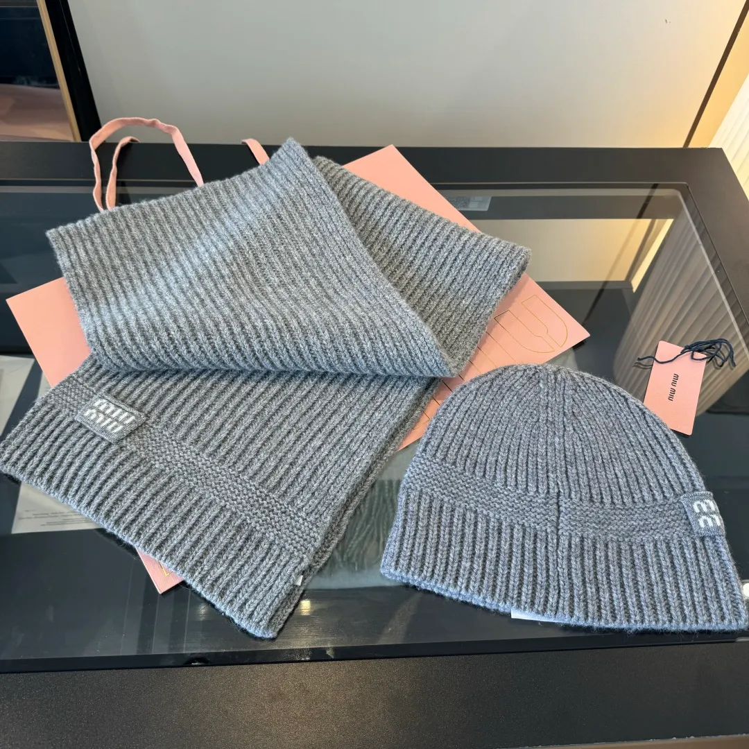 💰570¥ miumiu Unisex suit for men and women. Warm and textured cashmere scarf and hat set. Keep warm all winter. It’s furry and warm. It fills the atmosphere of autumn and winter. It’s high-end and good-looking. Size 30✖️180