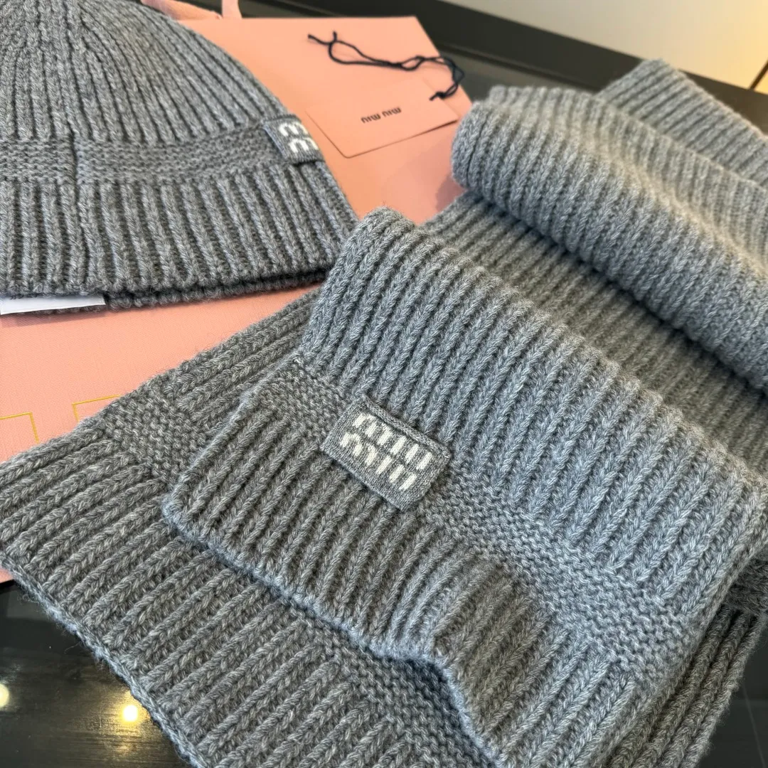 💰570¥ miumiu Unisex suit for men and women. Warm and textured cashmere scarf and hat set. Keep warm all winter. It’s furry and warm. It fills the atmosphere of autumn and winter. It’s high-end and good-looking. Size 30✖️180