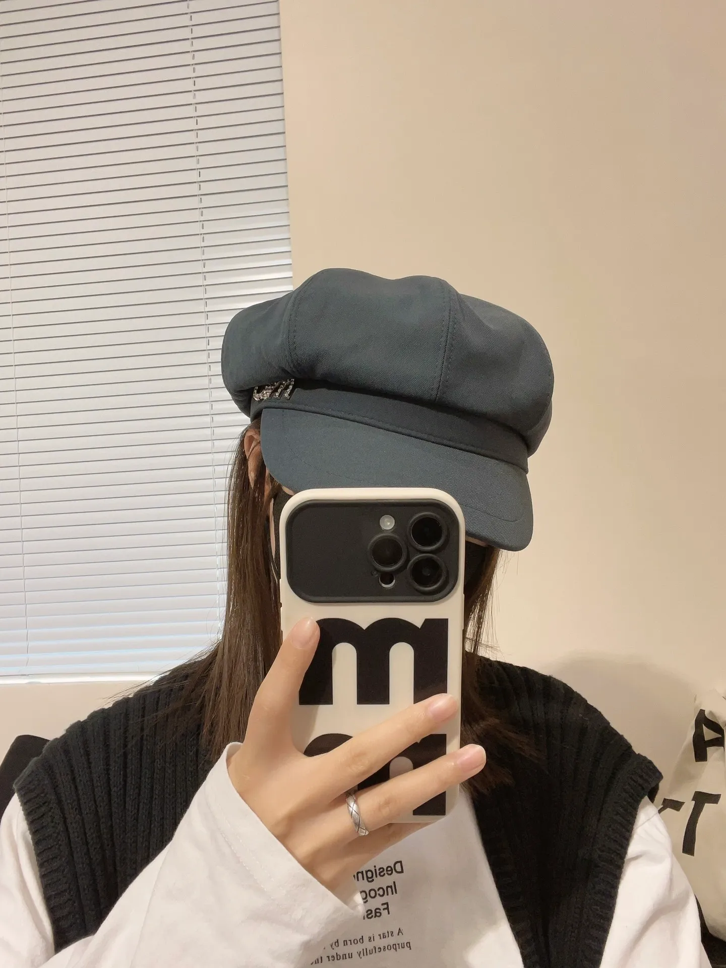 P60 miumiu’s new fall and winter octagonal hat is the one that shows off your face! A solid color hat🧢 is a permanent and versatile style! Do you agree? ✅Sisters👭