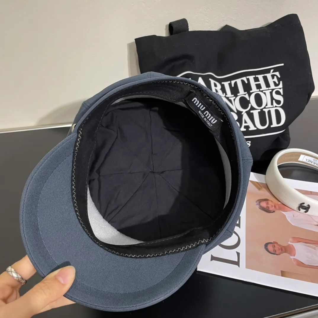 P60 miumiu’s new fall and winter octagonal hat is the one that shows off your face! A solid color hat🧢 is a permanent and versatile style! Do you agree? ✅Sisters👭