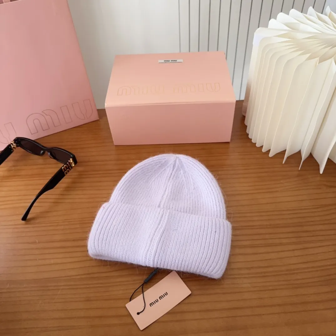 💰56 miumiu🐰Angora rabbit fur autumn and winter woolen hat This high-grade gray dyeing is very difficult to dye! What's more, the material of rabbit fur is like starting from scratch! Highly recommend to everyone. This hat goes well with any type of clothing. It can be both casual and sweet!