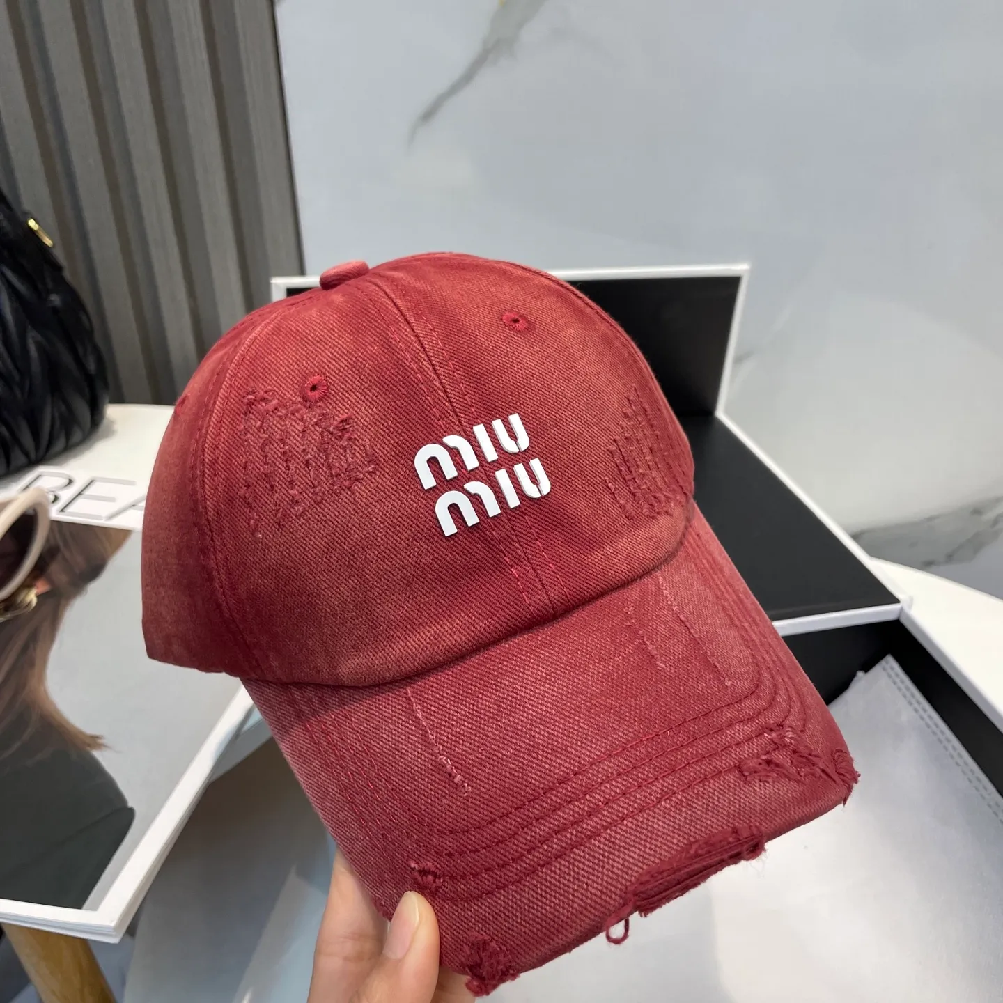 P60 miumiu new solid color baseball cap, the hottest color at the moment - full of street style! Trendy and versatile, Xiaohongshu grows grass, poison, get your boyfriend, and cool together