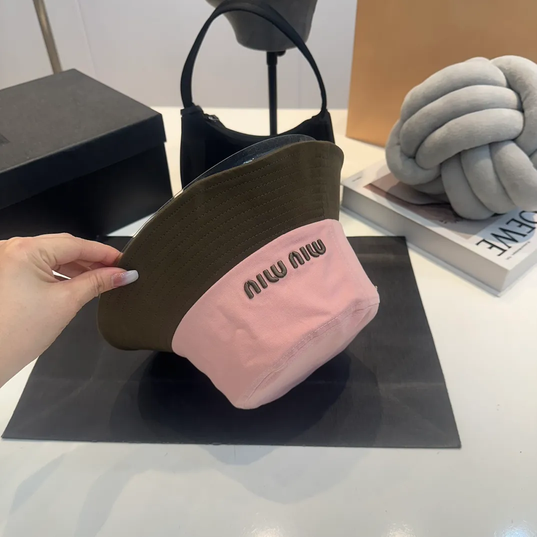 P56 MiuMiu Miu Miu girl's daily bucket hat. A very versatile baseball cap. Classic embroidered logo. Versatile and fashionable.