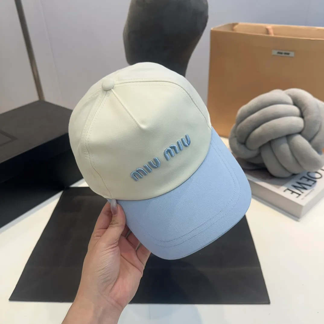 P56 MiuMiu Miu Miu girl's daily baseball cap. A very versatile baseball cap. Classic embroidered logo. Black and white contrasting colors. Versatile and fashionable.