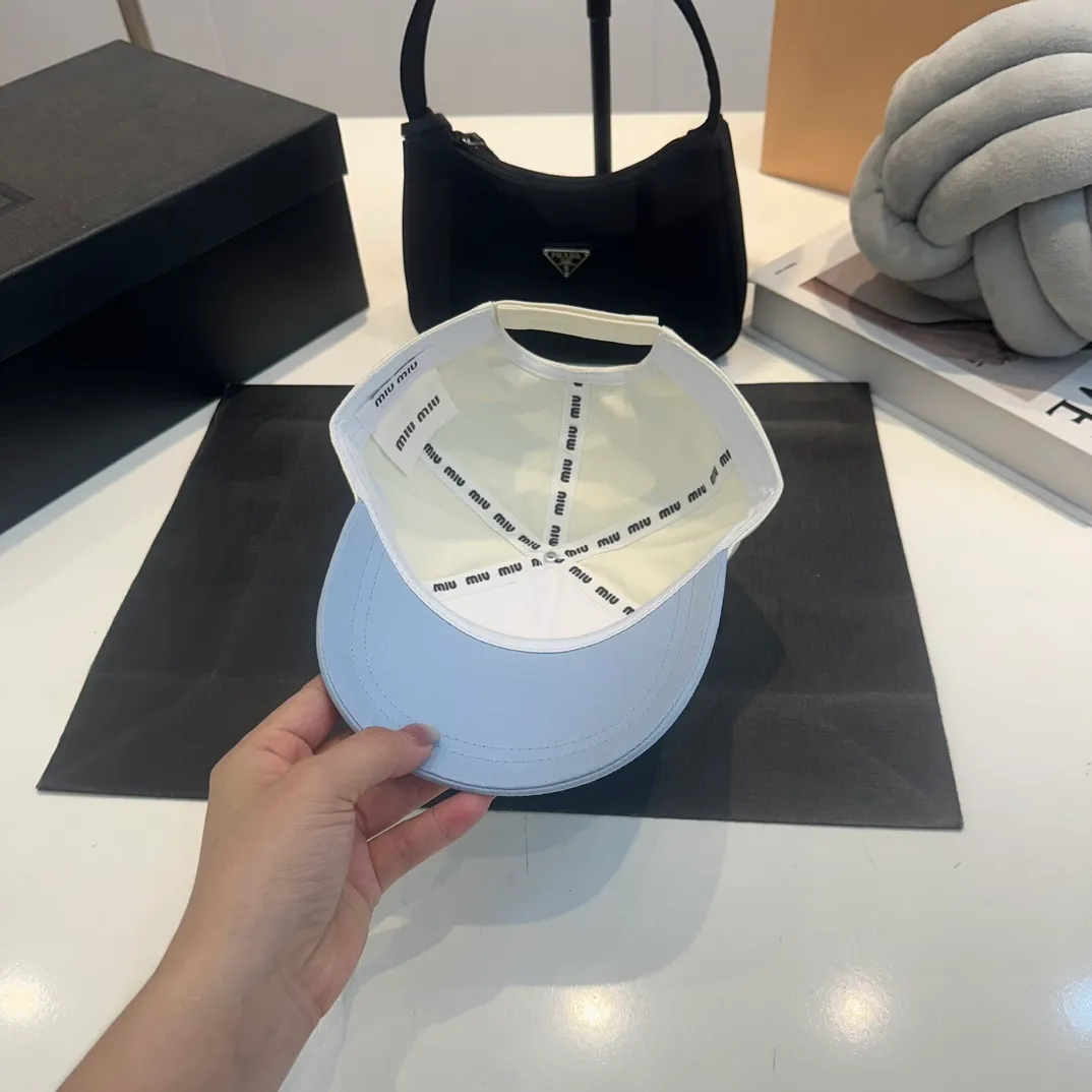 P56 MiuMiu Miu Miu girl's daily baseball cap. A very versatile baseball cap. Classic embroidered logo. Black and white contrasting colors. Versatile and fashionable.
