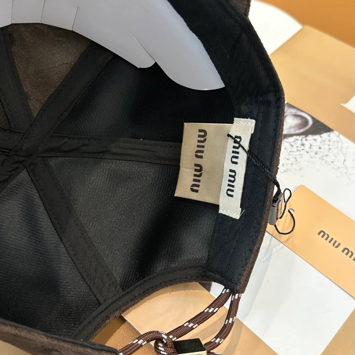 P70 miumiu Miu Miu's new leather baseball cap. The colors are so special~ Close your eyes and look in. They are all white colors. Same style for men and women.