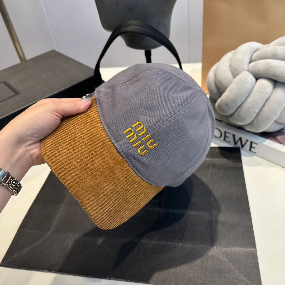 P60 MIU MIU new baseball cap This denim denim baseball cap is decorated with MIUMIU Cruise embroidered micro logo on the side, highlighting the simple brand style and creating a refined, comfortable and charming look.