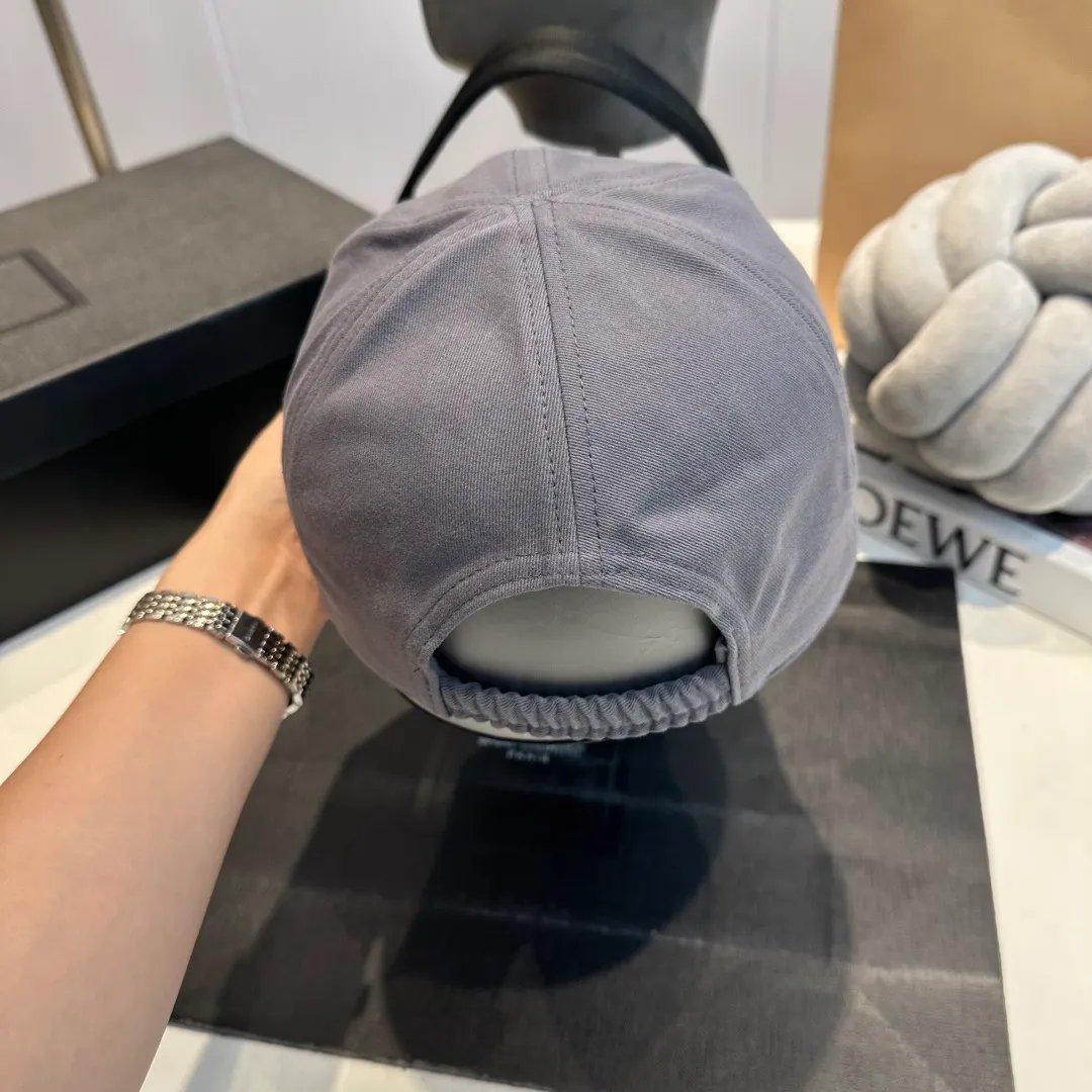 P60 MIU MIU new baseball cap This denim denim baseball cap is decorated with MIUMIU Cruise embroidered micro logo on the side, highlighting the simple brand style and creating a refined, comfortable and charming look.