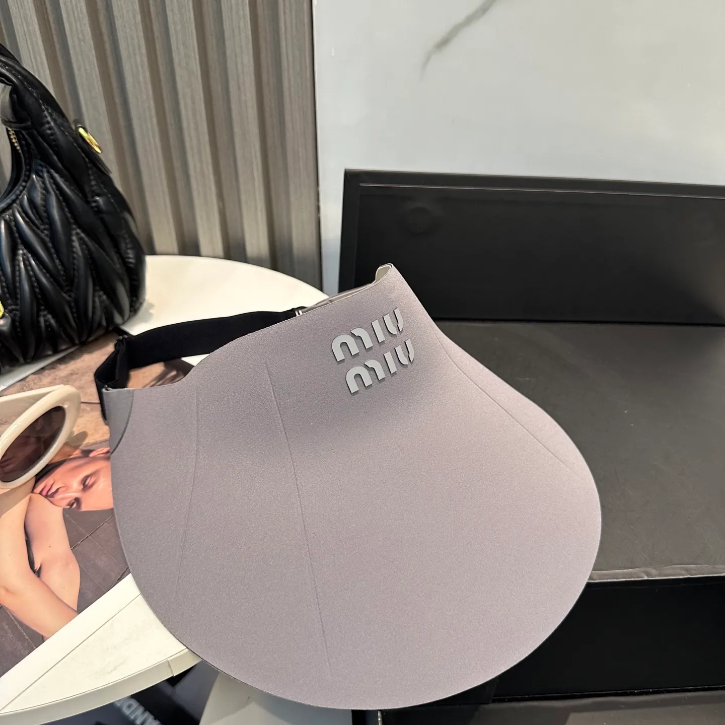 P66 miumiu Miu Miu～The new summer seamless duck bill empty top hat is a summer sunshade artifact. It will not be stuffy at all. The oversized brim is more sun-protective.